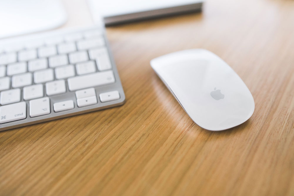 Apple Magic Mouse ja klaviatuur töölaual
